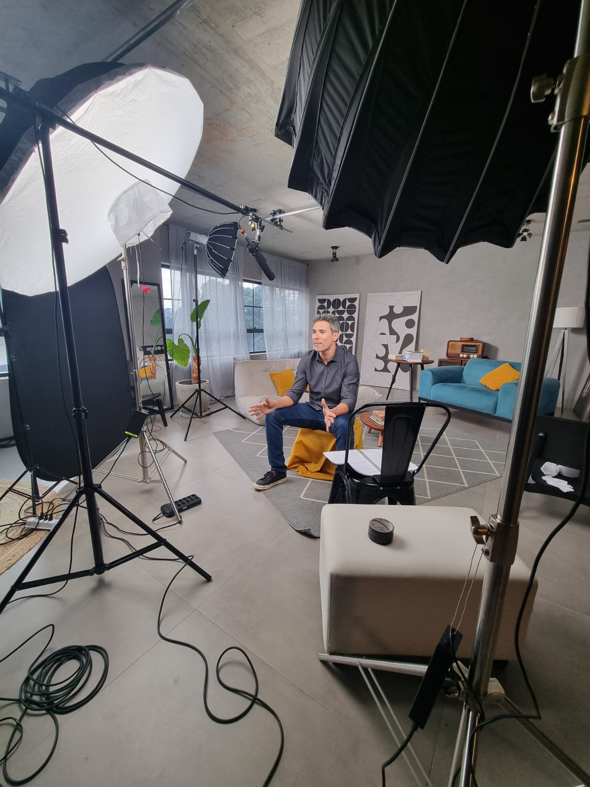 Rafael Machado de Oliveira gravando uma aula do curso no estúdio