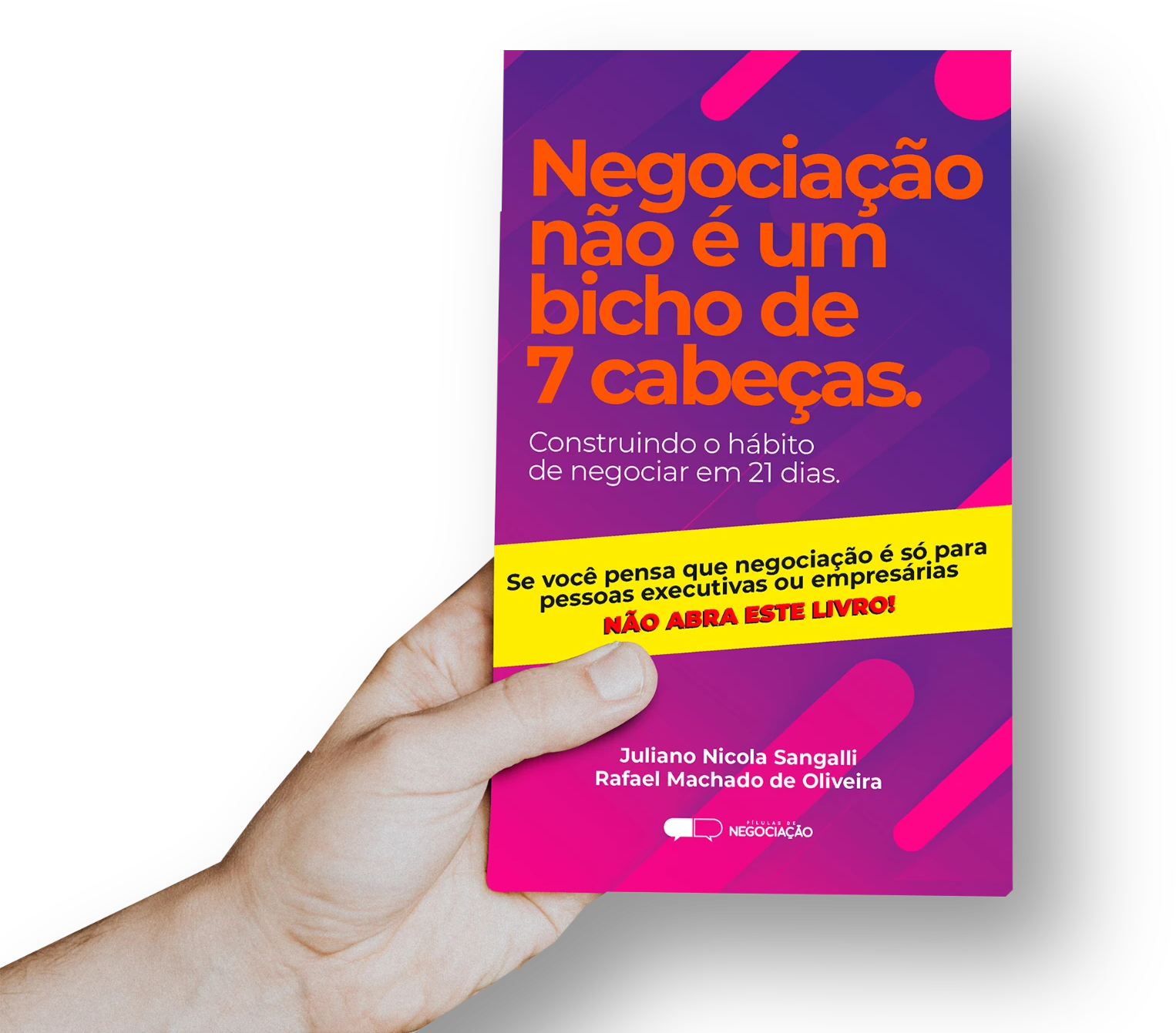Mão segurando o livro Negociação não é um bicho de 7 cabeças