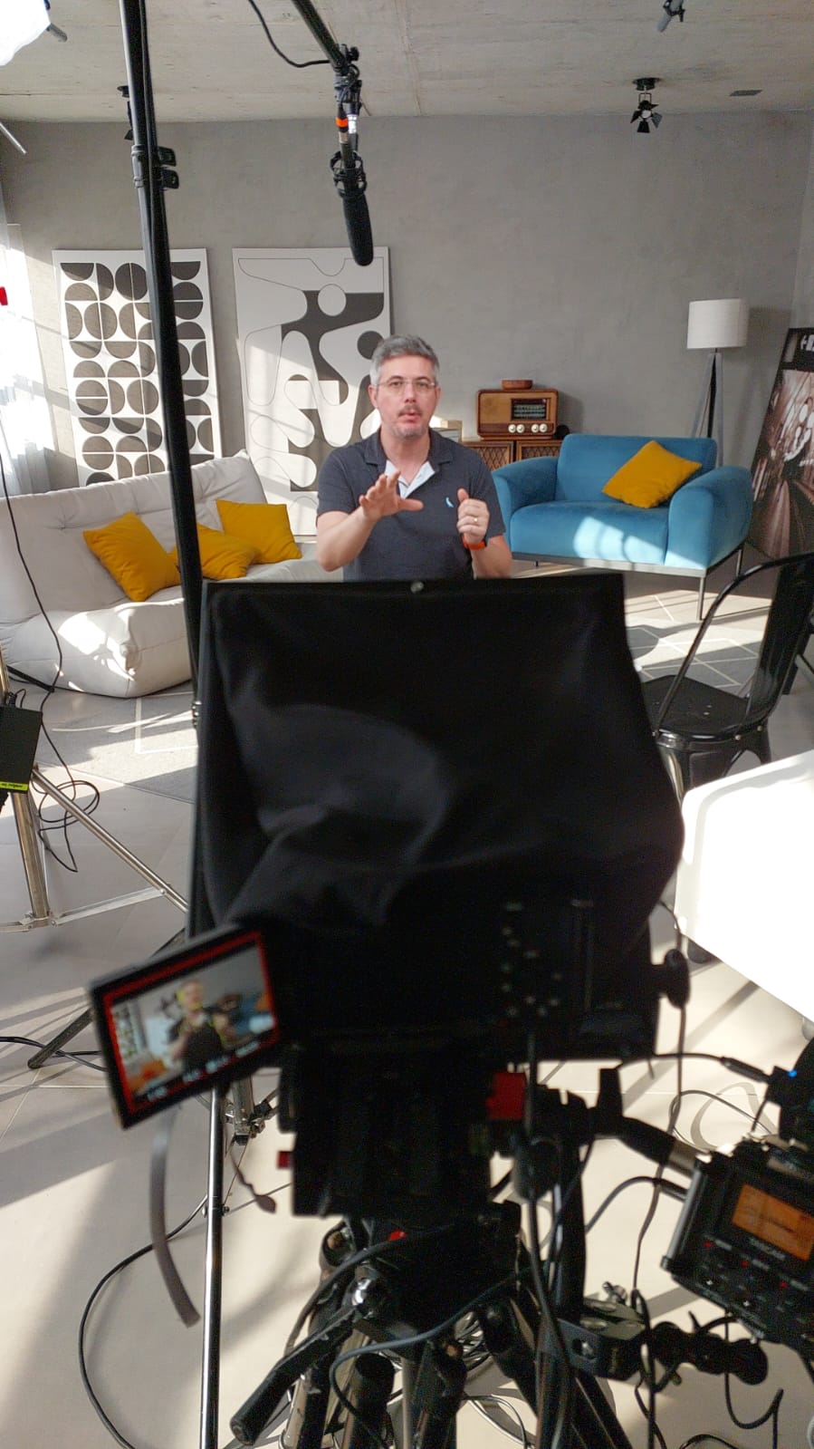 Juliano Sangalli gravando uma aula do curso no estúdio